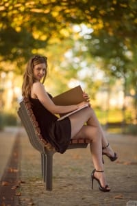 Декольте Стеллы Кокс
