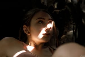 Пенелопа Кей позирует в лесу (2)
