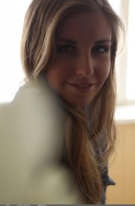 Ирина К позирует обнаженной за кулисами
