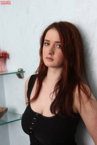 Мария Бомонт вставляет дилдо в свою киску
