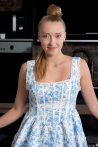 Моряк раздевается на кухне
